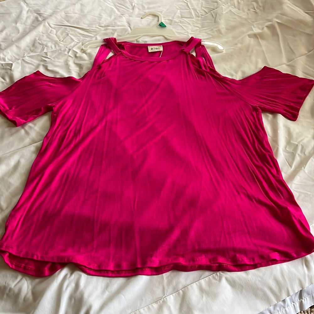 Cold shoulder style tunic, would look great with leggings!
